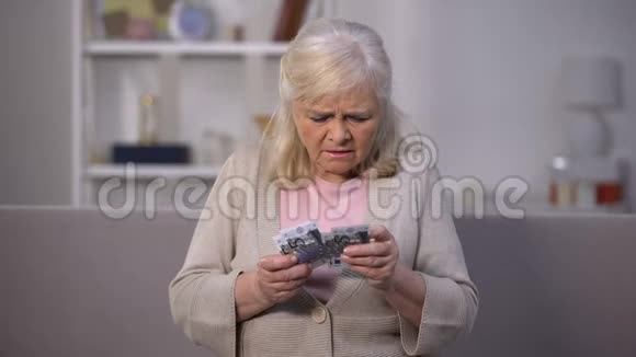 可怜的老妇人计算欧元经济困难社会不安全视频的预览图