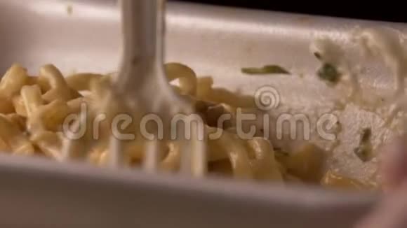 用塑料叉子把中国面条装在塑料容器里这是一个快餐概念视频的预览图