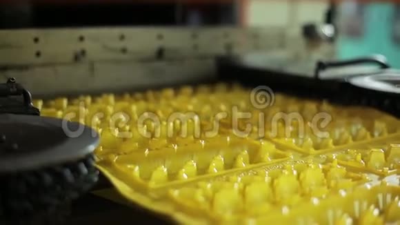 在室内的超市特写中制作塑料鸡蛋盒视频的预览图