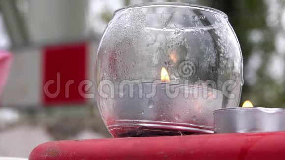 在街上的玻璃碗里烧蜡烛视频的预览图