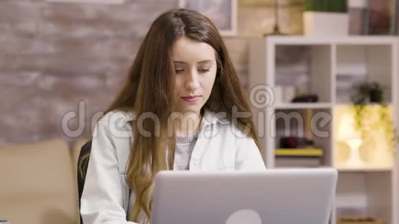 在家工作时享受咖啡的女孩视频的预览图