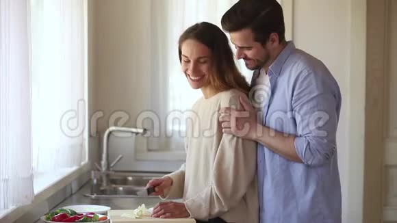 快乐有爱的年轻夫妇一起准备健康的晚餐视频的预览图