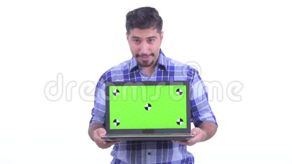 快乐的波斯时髦男人一边说一边展示笔记本电脑视频的预览图