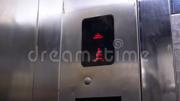 用箭头向上的数字显示电梯显示从第1层到第3层视频的预览图