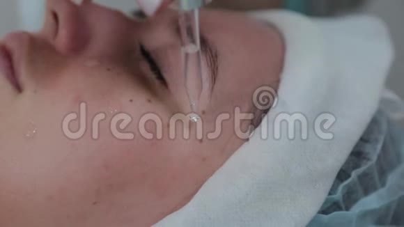 专业美容师女性用吸管在楔形皮肤上涂油视频的预览图