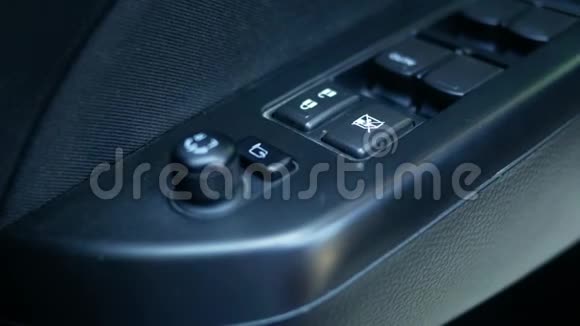 关闭司机的手按按钮开关电动锁窗在车上以确保安全技术和运输概念视频的预览图
