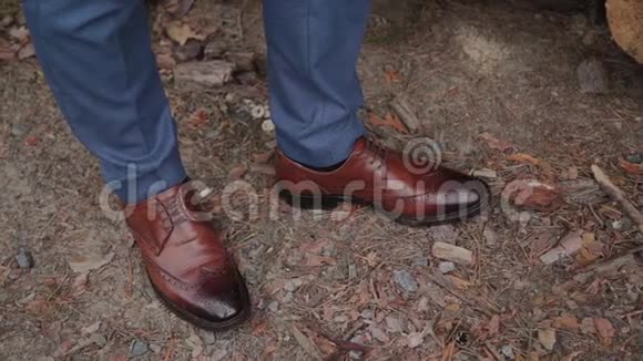 男人腿穿着优雅的鞋子在地上视频的预览图