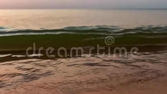 海浪在海洋中缓慢运动视频的预览图