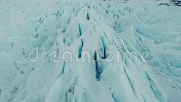 在阿拉斯加的殖民地冰川附近视频的预览图