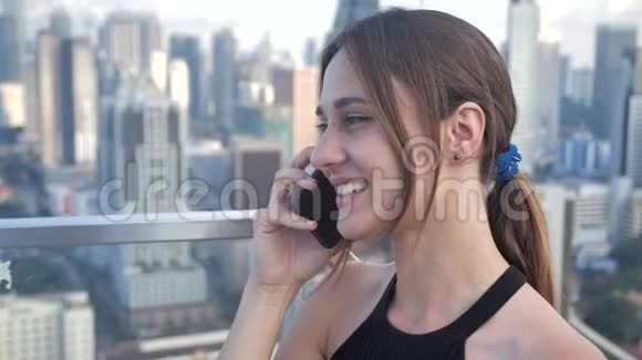 近距离商务忙碌的女孩在摩天大楼的背景下打电话4k视频的预览图