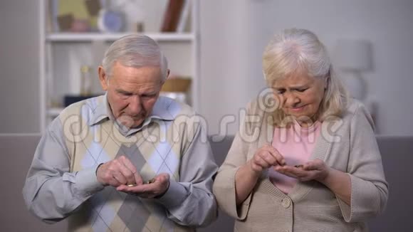 悲伤的老夫妇数着硬币需要钱来维持生活社会不安全视频的预览图