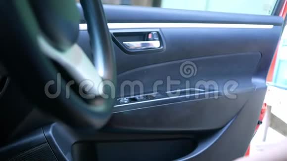 关闭司机的手关闭车门并按下按钮开关电动锁门在汽车上以确保安全技术和视频的预览图