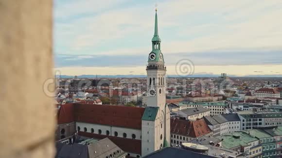 慕尼黑德国2019年11月25日慕尼黑和圣彼得教堂钟楼的美丽景色视频的预览图