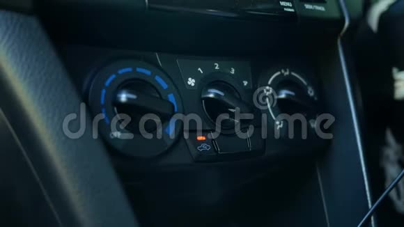 关闭司机手调汽车空调和通风系统与风扇速度选择旋钮在汽车上科技视频的预览图