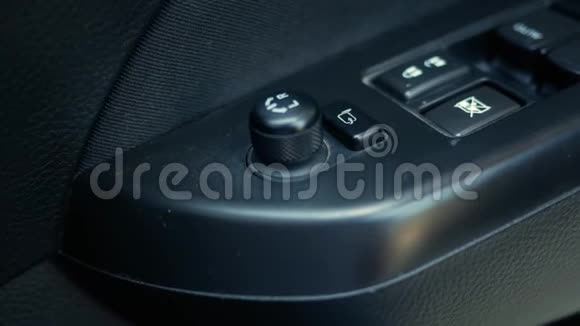 司机的手按按钮开关电动折叠模式侧镜在汽车上的安全技术和运输a视频的预览图