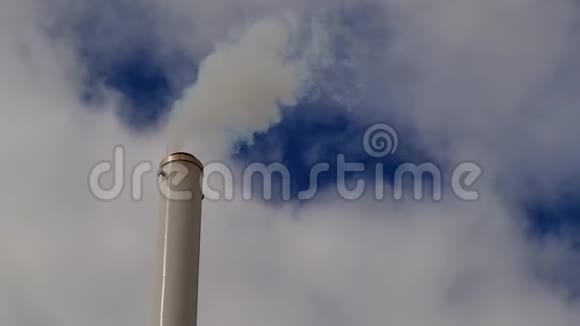 工厂的烟囱在蓝天下冒烟烟囱冒出白烟视频的预览图