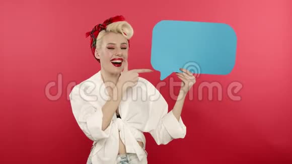 微笑着用针扎住女人手里拿着泡泡伸出大拇指视频的预览图