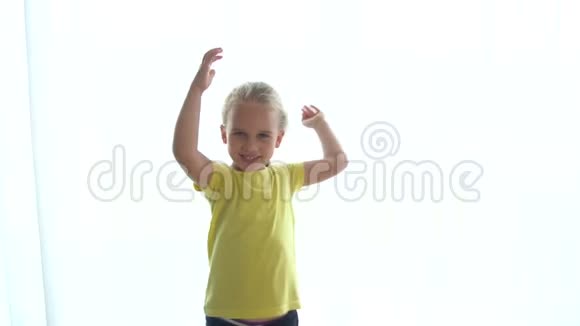 学龄前小女孩跳舞运动慢镜头照相机镜头视频的预览图