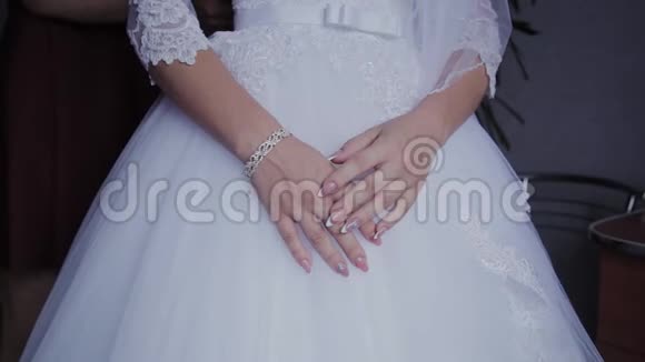 新娘早上新娘特写的手躺在白色婚纱上穿白色婚纱的漂亮新娘视频的预览图