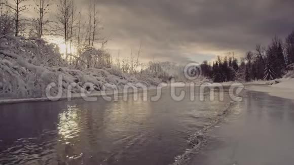 阿拉斯加州寒冷阴天的伊西河视频的预览图