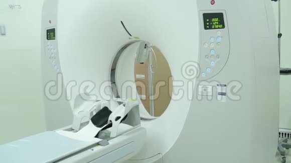 有白色磁共振断层扫描的房间视频的预览图