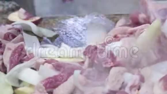 把新鲜的肉和洋葱一起放在碎烤箱里视频的预览图