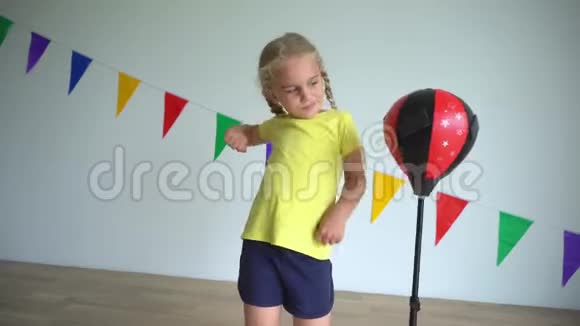 白人孩子打拳击袋活泼好动的女孩在家玩得开心视频的预览图