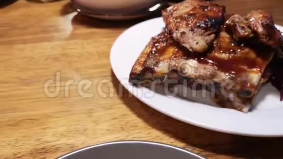 烤切块烤肉排骨熏制排骨视频的预览图
