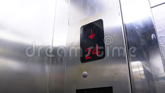 数字显示在电梯与箭头下降显示地板从24日至22日视频的预览图