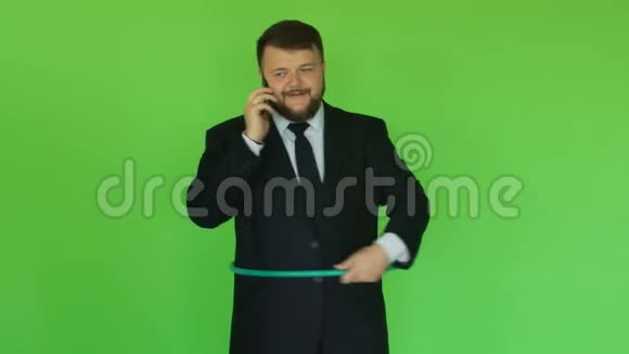 性格开朗有胡须的男人穿着西装带着呼啦圈打电话有趣的情况彩色绿色有胡子视频的预览图