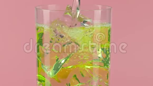将黄色软饮料倒入带有粉红色背景的冰块的玻璃杯中慢镜头对准红色视频的预览图
