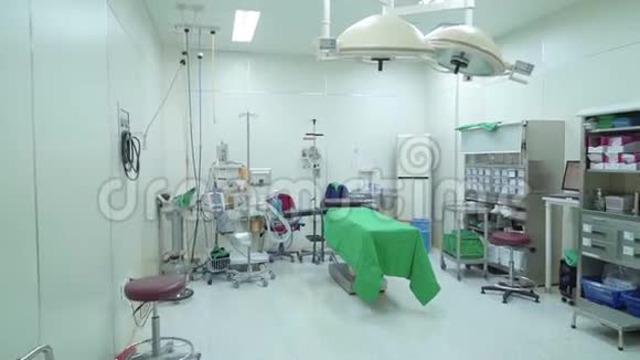 配有无人操作台的手术室视频的预览图
