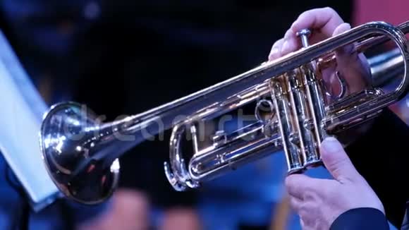 一个人在演奏小号双手合拢铜管乐队的音乐家视频的预览图