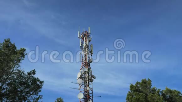 远山通信中心钢塔上天线对抗蓝天视频的预览图