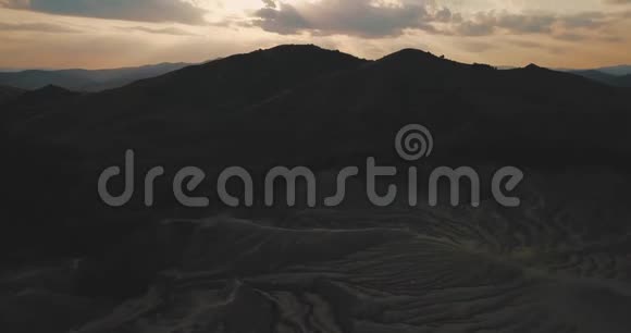 在泥火山和月球景观上向前飞行视频的预览图