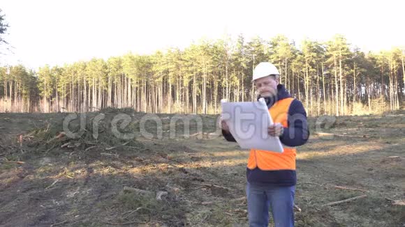 一位白种人的男建筑工人正在研究一个新建筑工地的建筑和毁林计划视频的预览图