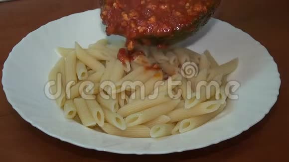 在意大利面热餐意大利菜上加入腊肉酱视频的预览图