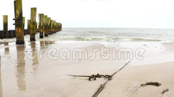 在海滩上用锚绳和木杆连接的海洋海岸线视频的预览图
