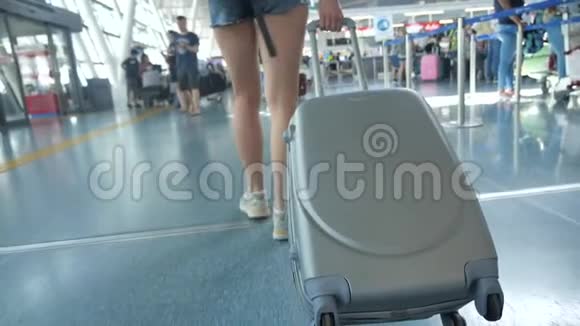 女性步行到机场候机楼用轮子转动行李箱4公里视频的预览图