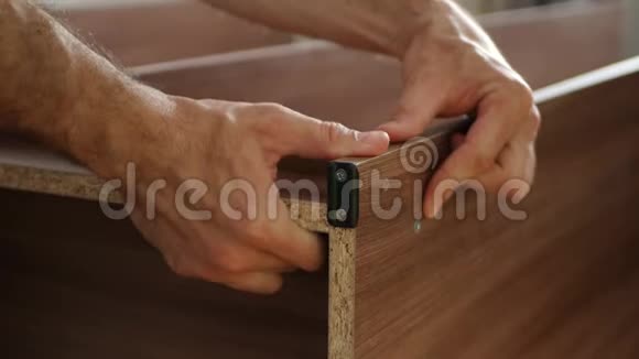 男手特写木匠师傅收集橱柜家具拧螺丝人工作视频的预览图