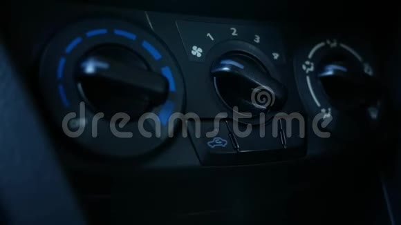 关闭司机手调汽车空调和通风系统与风扇速度选择旋钮在汽车上科技视频的预览图