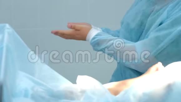 外科医生在医院手术室手术前给双手消毒视频的预览图