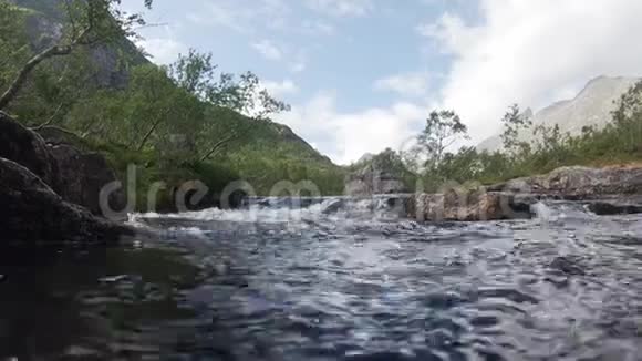快速的河流流动与山景肆虐的山河视频的预览图