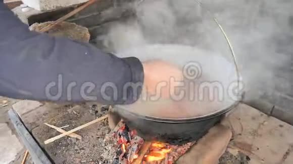 厨师用叉子和盘子从蒸锅里取出煮熟的排骨为聚会烹制传统熟食视频的预览图