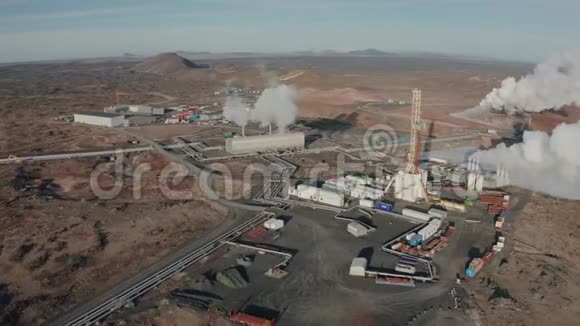 利用地热源生产清洁能源植物的鸟瞰图冰岛2019年冬季视频的预览图