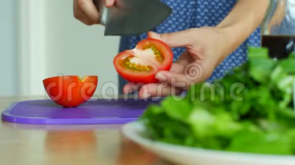切菜做沙拉女人用刀子打碎原料视频的预览图