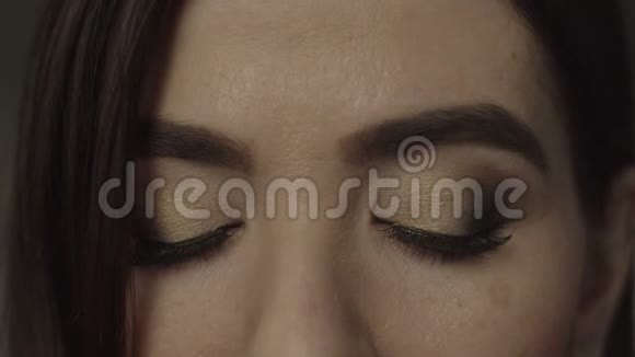 晚妆的女性棕色眼睛特写视频的预览图