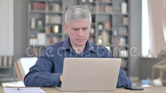 疲惫的中年男人在工作时脖子疼视频的预览图