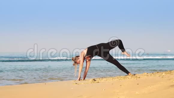 黑色运动服女士练习高级瑜伽姿势视频的预览图