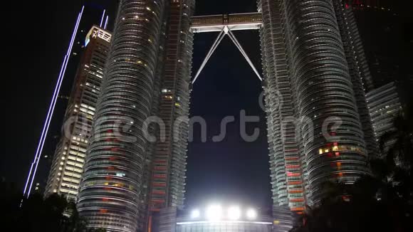 马来西亚吉隆坡的双子塔底景夜间拍摄视频的预览图